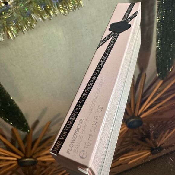 VIKTOR & ROLF FLOWERBOMB - A Burst of Floral Luxury - Picture 14 of 16